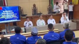 Ratusan Kader Demokrat DPC Kabupaten Bandung dan Bandung Barat dan DPC Kota Cimahi mendatangi Pengadilan Negei (PN) Bale Bandung senin (4/4/2023) kedatangan mereka meminta perlindungan dari Mahkamah Agung (MA) terkait peninjauan kembali (PK) yang diajukan oleh Kongres Luar Biasa (KLB) kubu Moeldoko pada Jum'at (03/03/2023)