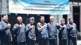 Ketua DPRD Kota Bandung Tedy Rusmawan meninjau Posko Pelayanan Konsultasi Pemberian Tunjangan Hari Raya (THR) Keagamaan Tahun 2023 bagi Pekerja/Buruh di Perusahaan yang bertempat di Jalan Martanegara No. 6 Kamis 6 April 2023. 