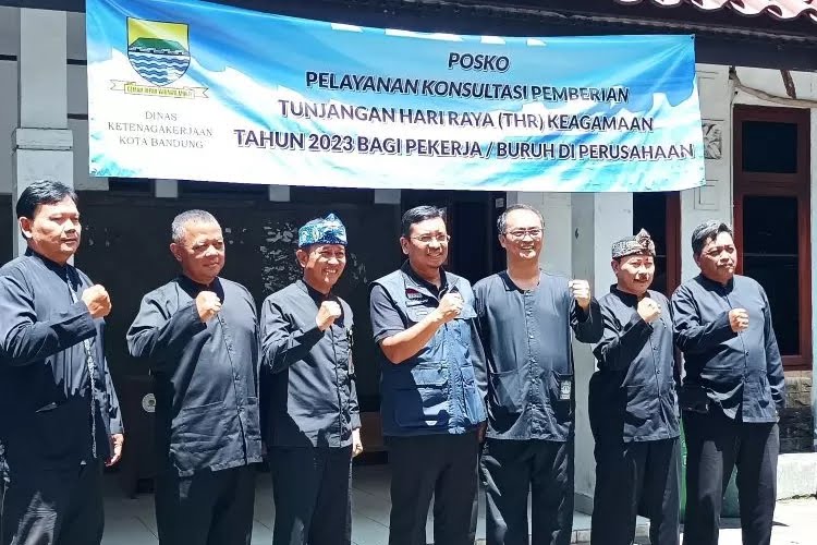 Ketua DPRD Kota Bandung Tedy Rusmawan meninjau Posko Pelayanan Konsultasi Pemberian Tunjangan Hari Raya (THR) Keagamaan Tahun 2023 bagi Pekerja/Buruh di Perusahaan yang bertempat di Jalan Martanegara No. 6 Kamis 6 April 2023. 