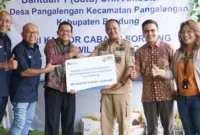 Penyerahan Simbolis Bantuan CSR BRI Peduli Mobil Ambulance oleh CEO Regional BRI Office Bandung Budhi Novianto kepada Kepala Desa Pangalengan Agus Supriatna yang didampingi Wakil Bupati Bandung Sahrul Gunawan, Direktur Utama PT. Armani Agro Sukses Sri Utami, Regional Micro Banking Head RO Bandung Moch. Harsono, dan Branch Office Head BRI Soreang Edi Yuniarto. Pangalengan Selasa (4 April 2023).