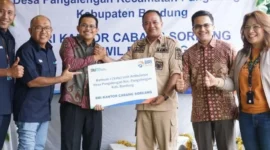 Penyerahan Simbolis Bantuan CSR BRI Peduli Mobil Ambulance oleh CEO Regional BRI Office Bandung Budhi Novianto kepada Kepala Desa Pangalengan Agus Supriatna yang didampingi Wakil Bupati Bandung Sahrul Gunawan, Direktur Utama PT. Armani Agro Sukses Sri Utami, Regional Micro Banking Head RO Bandung Moch. Harsono, dan Branch Office Head BRI Soreang Edi Yuniarto. Pangalengan Selasa (4 April 2023).