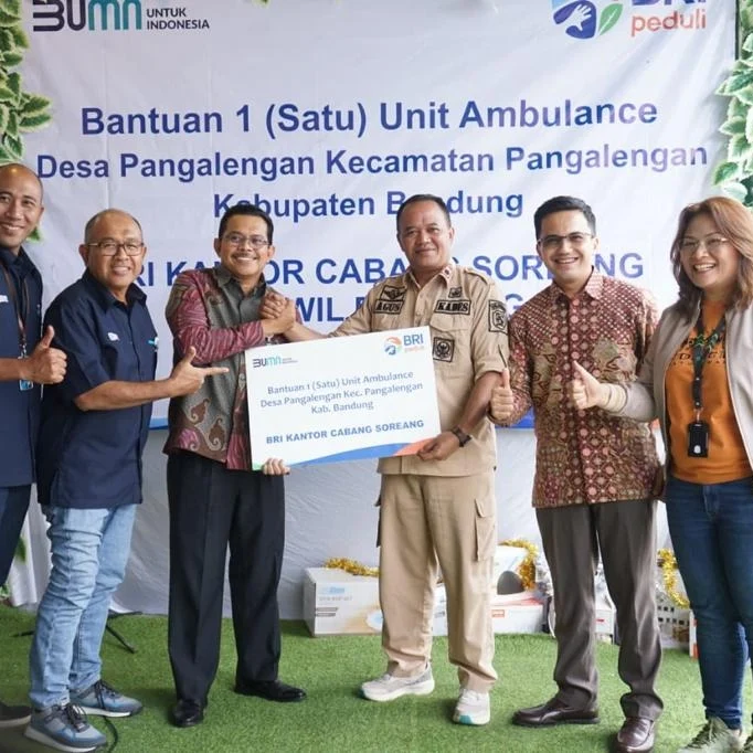 Penyerahan Simbolis Bantuan CSR BRI Peduli Mobil Ambulance oleh CEO Regional BRI Office Bandung Budhi Novianto kepada Kepala Desa Pangalengan Agus Supriatna yang didampingi Wakil Bupati Bandung Sahrul Gunawan, Direktur Utama PT. Armani Agro Sukses Sri Utami, Regional Micro Banking Head RO Bandung Moch. Harsono, dan Branch Office Head BRI Soreang Edi Yuniarto. Pangalengan Selasa (4 April 2023).