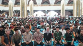 Wakil Bupati Bandung H Sahrul Gunawan (tengah) dan jajaran forkopimda Jabar  berfoto bersama dengan para peserta IDA Camp 3 untuk 1000 Marbot Muda se - Jawa Barat. Al Jabbar selasa (11/4/2023)
