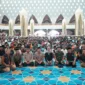Wakil Bupati Bandung H Sahrul Gunawan (tengah) dan jajaran forkopimda Jabar  berfoto bersama dengan para peserta IDA Camp 3 untuk 1000 Marbot Muda se - Jawa Barat. Al Jabbar selasa (11/4/2023)