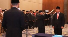 Bupati Kabupaten Bandung Barat, Hengky Kurniawan resmi melantik Ade Zakir menjadi Sekda KBB yang baru. Rabu (12/4/2023)