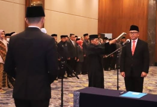 Bupati Kabupaten Bandung Barat, Hengky Kurniawan resmi melantik Ade Zakir menjadi Sekda KBB yang baru. Rabu (12/4/2023)