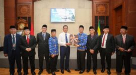 Kegiatan serah terima pejabat struktural di lingkungan Sekretariat khususnya Kepala Bagian Pengadaan Barang dan Jasa ini dihadiri oleh PLT Walikota Bandung Ema Sumarna di Balai Kota Bandung pada hari Kamis, 27 April 2023.