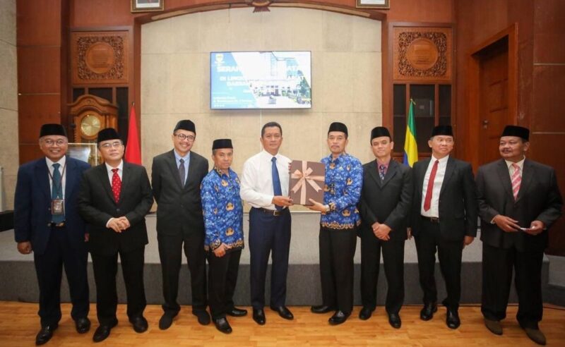 Kegiatan serah terima pejabat struktural di lingkungan Sekretariat khususnya Kepala Bagian Pengadaan Barang dan Jasa ini dihadiri oleh PLT Walikota Bandung Ema Sumarna di Balai Kota Bandung pada hari Kamis, 27 April 2023.