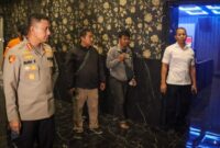 Kapolrestabes Bandung Kombes Pol Budi Sartono bersama anggota mengerebek tempat karaoke yang buka saat Ramadhan. (FOTO: Humas Polrestabes Bandung)