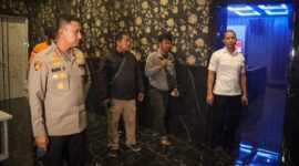 Kapolrestabes Bandung Kombes Pol Budi Sartono bersama anggota mengerebek tempat karaoke yang buka saat Ramadhan. (FOTO: Humas Polrestabes Bandung)