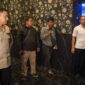 Kapolrestabes Bandung Kombes Pol Budi Sartono bersama anggota mengerebek tempat karaoke yang buka saat Ramadhan. (FOTO: Humas Polrestabes Bandung)