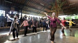 Kunjungan ke berbagai objek wisata di Kota Bandung meningkat pada periode libur Lebaran 2023, salahsatunya ke Saung Angklung Udjo