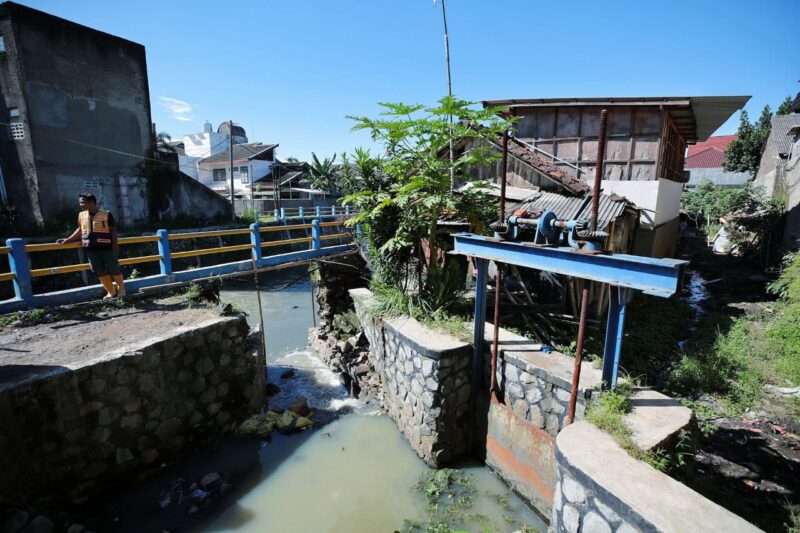 Plh Wali Kota Bandung Ema Sumarna meninjau sejumlah lokasi di Kota Bandung. Jika sudah ada rupom di Leuwipanjang, maka sungai akan mengalir normal. Untuk mengatasi banjir, Pemerintah Kota (Pemkot) Bandung akan menambah rumah pompa (rupom), salah satunya di Jalan Leuwipanjang. Selain itu, pengerukan secara rutin pada sedimentasi aliran sungai pun akan dilakukan. Jumat 12 Mei 2023