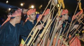 Penampilan angklung yang dipadupadankan dengan berbagai genre musik 500 pegiat seni Angklung tampil pada acara Festival Bandung Kota Angklung di kawasan Kiara Artha Park, Sabtu 27 Mei 2023.