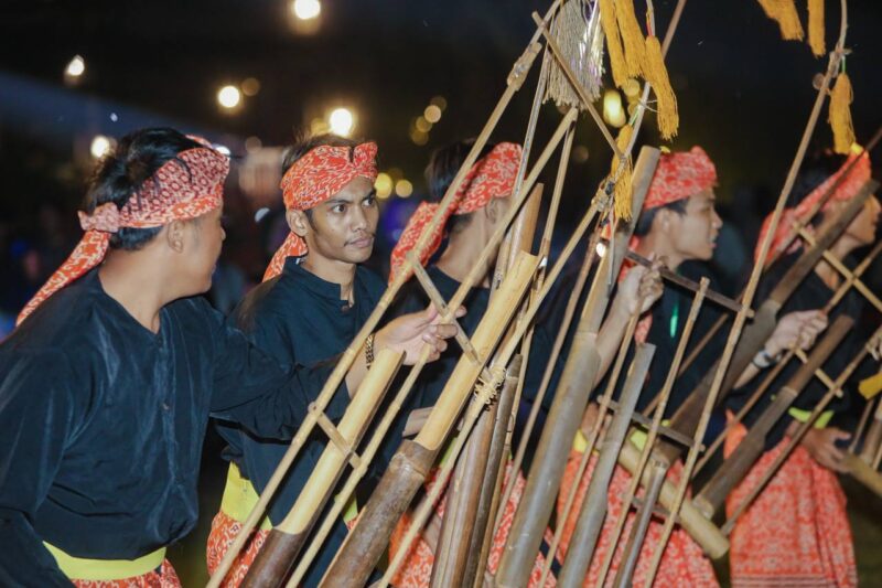 Penampilan angklung yang dipadupadankan dengan berbagai genre musik 500 pegiat seni Angklung tampil pada acara Festival Bandung Kota Angklung di kawasan Kiara Artha Park, Sabtu 27 Mei 2023.