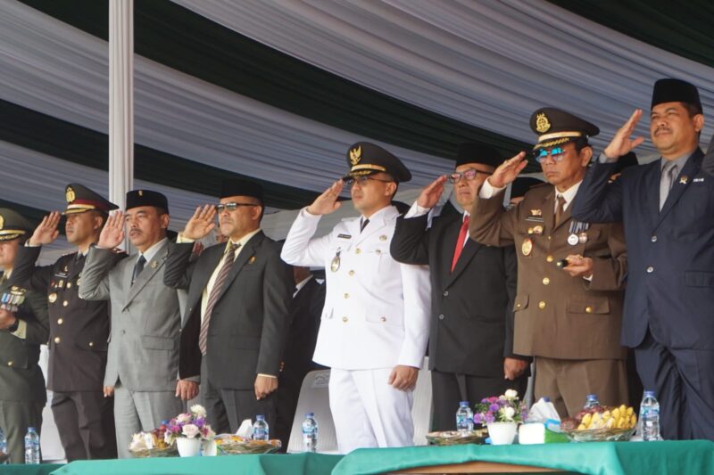 Forum Koordinasi Pimpinan Daerah (Forkopimda) Kab. Bandung menggelar upacara peringatan HUT ke-382 Kab. Bandung yang dirangkaikan dengan Hari Pendidikan Nasional,  Hari Kartini,  Hari Otonomi Daerah, dan Hari Buruh Internasional di Lapangan Upakarti Soreang, Rabu 3 Mei 2023.