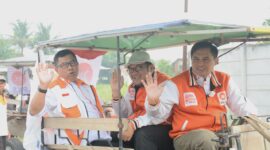 Ketua DPD PKS Kabupaten Bandung, Gun Gun Gunawan bersama rombongan tiba di Kantor KPU Kabupaten Bandung dengan menggunakan delman, Senin 8 Mei 2023 saat pendaftaran Bacaleg untuk Pemilu 2024. 