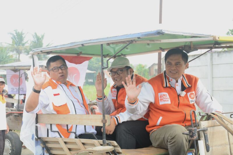 Ketua DPD PKS Kabupaten Bandung, Gun Gun Gunawan bersama rombongan tiba di Kantor KPU Kabupaten Bandung dengan menggunakan delman, Senin 8 Mei 2023 saat pendaftaran Bacaleg untuk Pemilu 2024. 