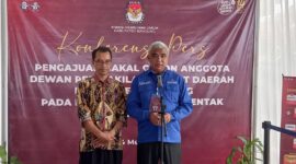 Ketua DPC Partai Demokrat Kabupaten Bandung Saeful Bachri. SH., M.Ap bersama rombonga datang menyerahkan daftar Bacaleg ke KPUD Kabupaten Bandung. Soreang Kamis 11 Mei 2023.