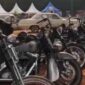 Ratusa Sepeda motor dari CC terkecil hingga CC besar dan motor antik hadir memenuhi lapangan Saparua Bandung dalam acara Anniversary Brotherhood 1% West Java Chapter. Sabtu 20 Mei 2023.