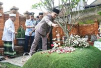 Bupati dan Wakil Bupati Bandung serta Forkopimda Kabupaten Bandung melakukan ziarah ke makam para leluhur dan makam para mantan bupati Bandung dalam rangkaian acara Hari Jadi Kabupaten Bandung ke 382. Selasa 2 Mei 2023.