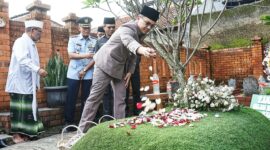 Bupati dan Wakil Bupati Bandung serta Forkopimda Kabupaten Bandung melakukan ziarah ke makam para leluhur dan makam para mantan bupati Bandung dalam rangkaian acara Hari Jadi Kabupaten Bandung ke 382. Selasa 2 Mei 2023.