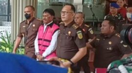 Johnny G Plate langsung ditahan. Tampak Plate menggunakan rompi tahanan Kejagung warna merah muda. Dia ditahan usai diperiksa oleh penyidik latan, Rabu (17/5/2023).