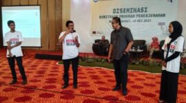 Wakil Ketua Komisi X DPR Dede Yusuf berdialog dengan peserta diseminasi kemitraan program penerjemahan. Acara Kemendikbud Ristek itu digelar di Novena Hotel, Lembang, Bandung Barat (19/5/2023).