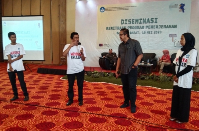 Wakil Ketua Komisi X DPR Dede Yusuf berdialog dengan peserta diseminasi kemitraan program penerjemahan. Acara Kemendikbud Ristek itu digelar di Novena Hotel, Lembang, Bandung Barat (19/5/2023).