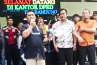 Ketua Fraksi PKS DPRD Kabupaten Bandung Tedi Surahman saat menerima pengunjuk rasa Revitalisasi Pasar di depan Kantor DPRD Kabupaten Bandung 