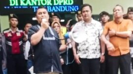 Ketua Fraksi PKS DPRD Kabupaten Bandung Tedi Surahman saat menerima pengunjuk rasa Revitalisasi Pasar di depan Kantor DPRD Kabupaten Bandung 