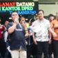 Ketua Fraksi PKS DPRD Kabupaten Bandung Tedi Surahman saat menerima pengunjuk rasa Revitalisasi Pasar di depan Kantor DPRD Kabupaten Bandung 