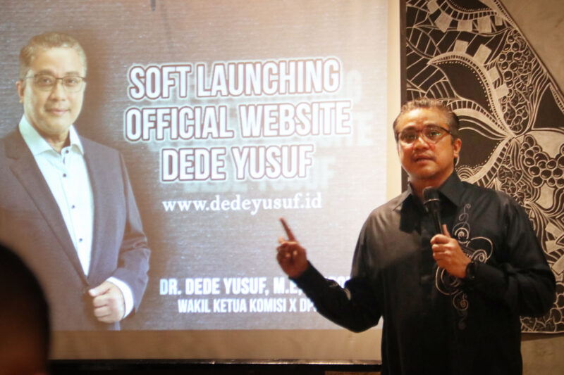 Wakil Ketua Komisi X DPR RI Dede Yusuf Macan Effendi saat meluncurkan website official miliknya di Bandung, Sabtu 20 Mei 2023. (Foto Simpul)