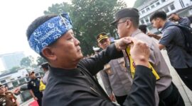 Plh Walikota Bandung Ema Sumarna dan Kapolresta Bandung Kombes Budi Santoso melantik dan pelepasan1.600 anggota polisi RW yang akan bertugas di 1.558 RW di seluruh Kota Bandung. Dengan harapan bisa menghadirkan situasi aman. Kamis 11 Mei 2023 