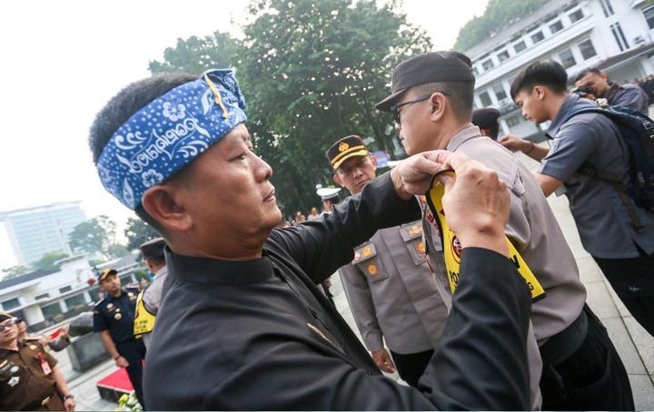 Plh Walikota Bandung Ema Sumarna dan Kapolresta Bandung Kombes Budi Santoso melantik dan pelepasan1.600 anggota polisi RW yang akan bertugas di 1.558 RW di seluruh Kota Bandung. Dengan harapan bisa menghadirkan situasi aman. Kamis 11 Mei 2023 