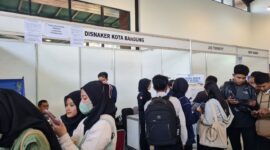 Antusias warga mengikuti Job Fair yang digelar Dinas Tenaga Kerja Kota Bandung cukup tinggi. Hal itu terbukti dengan sebanyak 11.467 orang mendaftarkan diri untuk mengikuti Job Fair yang digelar di Kiara Artha Park, 20-21 Juni 2023.