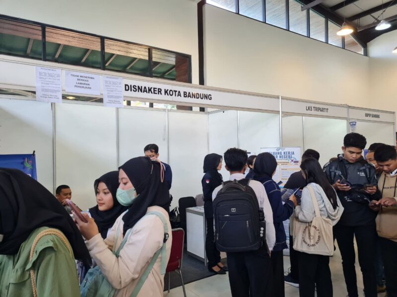 Antusias warga mengikuti Job Fair yang digelar Dinas Tenaga Kerja Kota Bandung cukup tinggi. Hal itu terbukti dengan sebanyak 11.467 orang mendaftarkan diri untuk mengikuti Job Fair yang digelar di Kiara Artha Park, 20-21 Juni 2023.