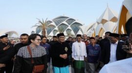 Saat Gubernur Jawa Barat, Ridwan Kamil mengajak Ustaz Abdul Somad (UAS) untuk berkeliling di Masjid Al Jabbar. Kota Bandung, Minggu (18/6/2023).
