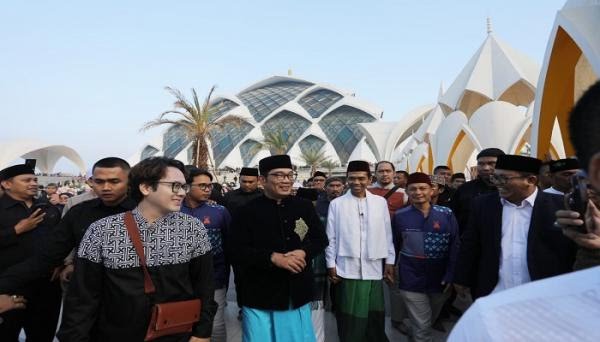 Saat Gubernur Jawa Barat, Ridwan Kamil mengajak Ustaz Abdul Somad (UAS) untuk berkeliling di Masjid Al Jabbar. Kota Bandung, Minggu (18/6/2023).