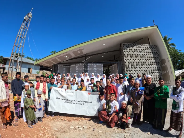 Kahf bersama Masjid Nusantara (MN) meresmikan Masjid Al-Kahf di Kp. Lempe, Poco Dedeng, Rabu (7/6/2023). Masjid yang semula bernama Al-Munawarah ini adalah hasil kolaborasi bertajuk ‘Perjalanan Berkahf’ antara Masjid Nusantara dan Kahf.