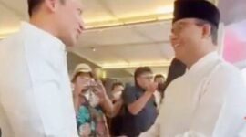 Agus Harimurti Yudhoyono melepas keberangkatan Anies Baswedan ibadah haji ke tanah suci di Bandara Soekarno Hatta, Tangerang, Kamis (22/6).