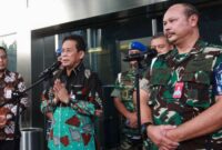 Wakil Ketua KPK Johanis Tanak (kedua kiri) bersama Komandan Pusat Polisi Militer (Danpuspom) TNI Marsda TNI Agung Handoko (kanan) memberikan keterangan kepada wartawan usai melakukan pertemuan di Gedung Merah Putih KPK, Jakarta, Jumat (28/07).