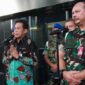 Wakil Ketua KPK Johanis Tanak (kedua kiri) bersama Komandan Pusat Polisi Militer (Danpuspom) TNI Marsda TNI Agung Handoko (kanan) memberikan keterangan kepada wartawan usai melakukan pertemuan di Gedung Merah Putih KPK, Jakarta, Jumat (28/07).