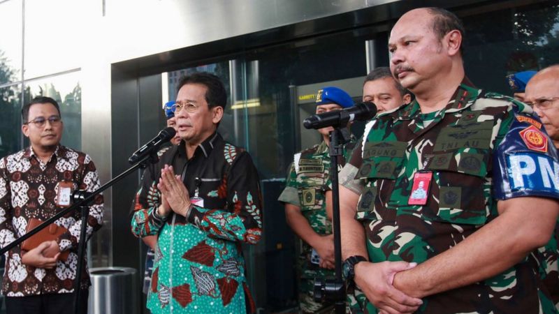 Wakil Ketua KPK Johanis Tanak (kedua kiri) bersama Komandan Pusat Polisi Militer (Danpuspom) TNI Marsda TNI Agung Handoko (kanan) memberikan keterangan kepada wartawan usai melakukan pertemuan di Gedung Merah Putih KPK, Jakarta, Jumat (28/07).