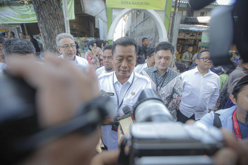 Pemerintah Kota (Pemkot) Bandung mendukung rencana Pemerintah Pusat yang akan memindahkan seluruh penerbangan dari Bandara Husein Sastranegara ke Bandara Internasional Jawa Barat (BIJB) Kertajati mulai Oktober mendatang.