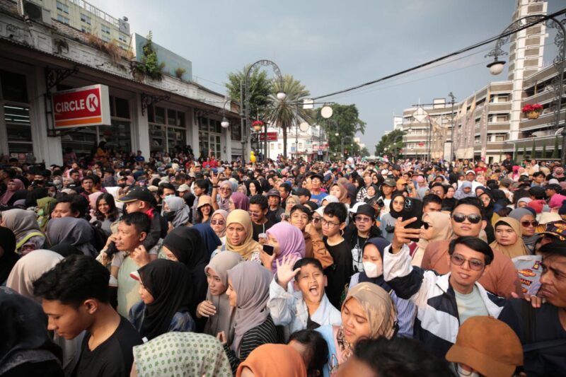 Tiga tahun vakum akibat pandemi Covid-19, Asian African Festival 2023 mendapat perhatian dari banyak pihak. Tidak hanya masyarakat Kota Bandung, warga dari beberapa kota hingga mancanegara tumpah ruah di Jalan Asia Afrika, Sabtu 29 Juli 2023.