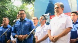 Sekretaris Jenderal (Sekjen) Partai Demokrat Teuku Riefky Harsya (kiri) dan Sekjen Partai Gerindra Ahmad Muzani (kanan) di Kantor DPP Partai Demokrat, Menteng, Jakarta Pusat, Kamis (20/7/2023). (Fito ANTARA).