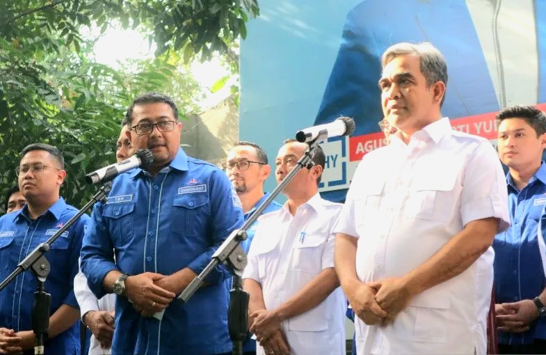 Sekretaris Jenderal (Sekjen) Partai Demokrat Teuku Riefky Harsya (kiri) dan Sekjen Partai Gerindra Ahmad Muzani (kanan) di Kantor DPP Partai Demokrat, Menteng, Jakarta Pusat, Kamis (20/7/2023). (Fito ANTARA).