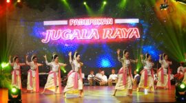 Malam puncak 45 tahun Jaipongan, ditampilkan rampak kendang dari Republik Kendangers, tari kolaborasi Bhuwana Riksa (Kabupaten Bandung dam Cimahi), tari Jaipongan Marak Buana oleh Padepokan Jugala Raya di Gedong Budaya Sabilulungan Kabupaten Bandung, Minggu, 23 Juli 2023.