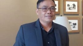 Dadang Risdal Aziz ketua jamparing institut pemerhati kebijakan pemerintah saat ditemui di ruang kerjanya yang sedang malakukan kajian isu atas dugaan terjadinya tindakan korupsi di Kabupaten Bandung.